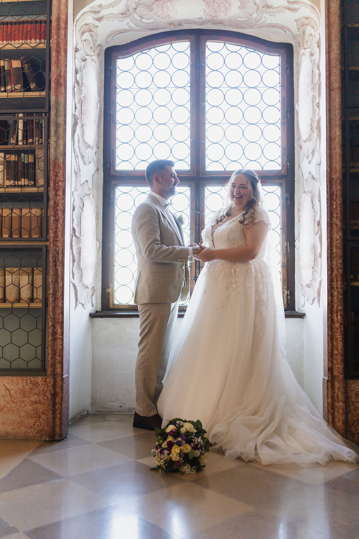 Hochzeit Kloster Wiblingen: Brautpaar am Fenster im Bibliothekssaal