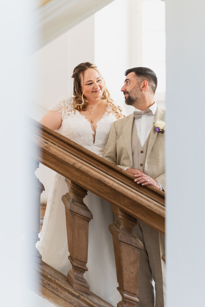 Hochzeit Kloster Wiblingen: Brautpaar an der Holztreppe im Treppenhaus