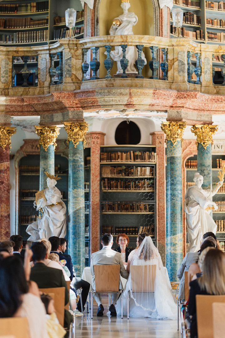 Hochzeit Kloster Wiblingen: Standesamtliche Trauung im Bibliothekssaal mit Gästen