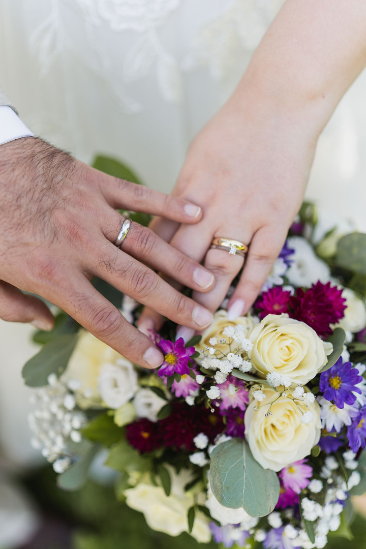 Hochzeit Kloster Wiblingen: Eheringe von Braut und Bräutigam auf dem Brautstrauß