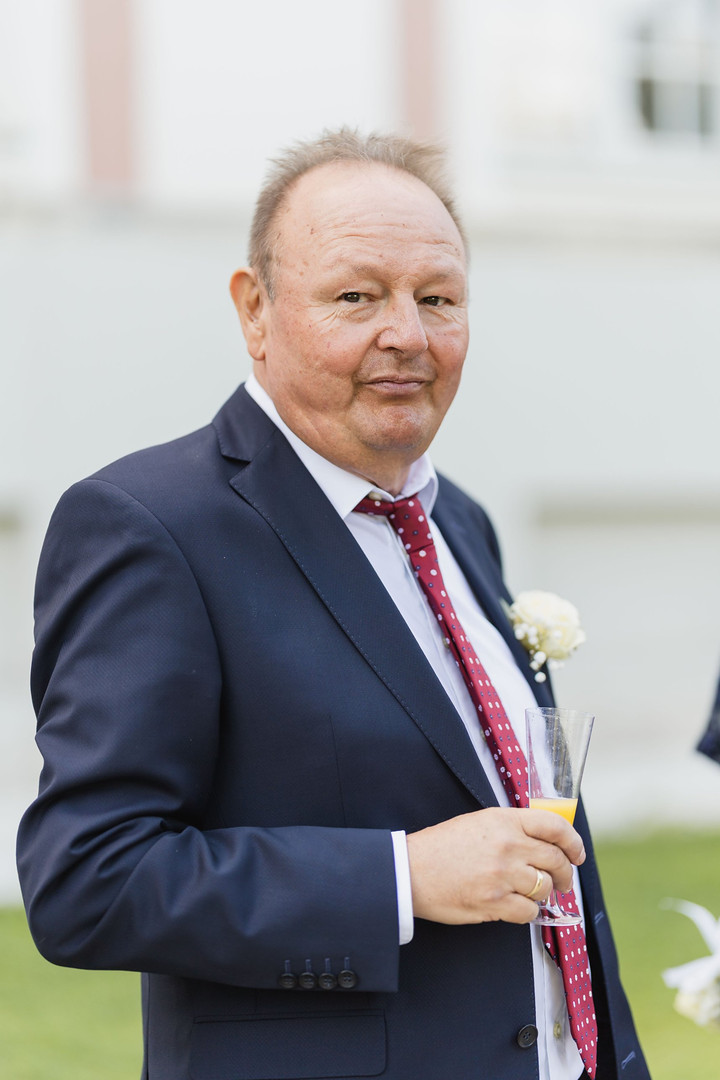 Hochzeit Kloster Wiblingen: Gast mit Glas beim Sektempfang vor dem Kloster