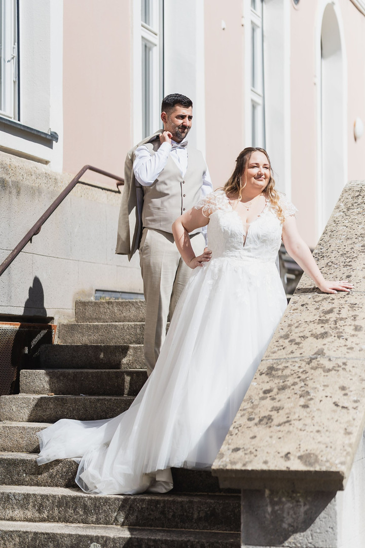 Hochzeit Kloster Wiblingen: Brautpaarshooting auf der Steintreppe am Kloster
