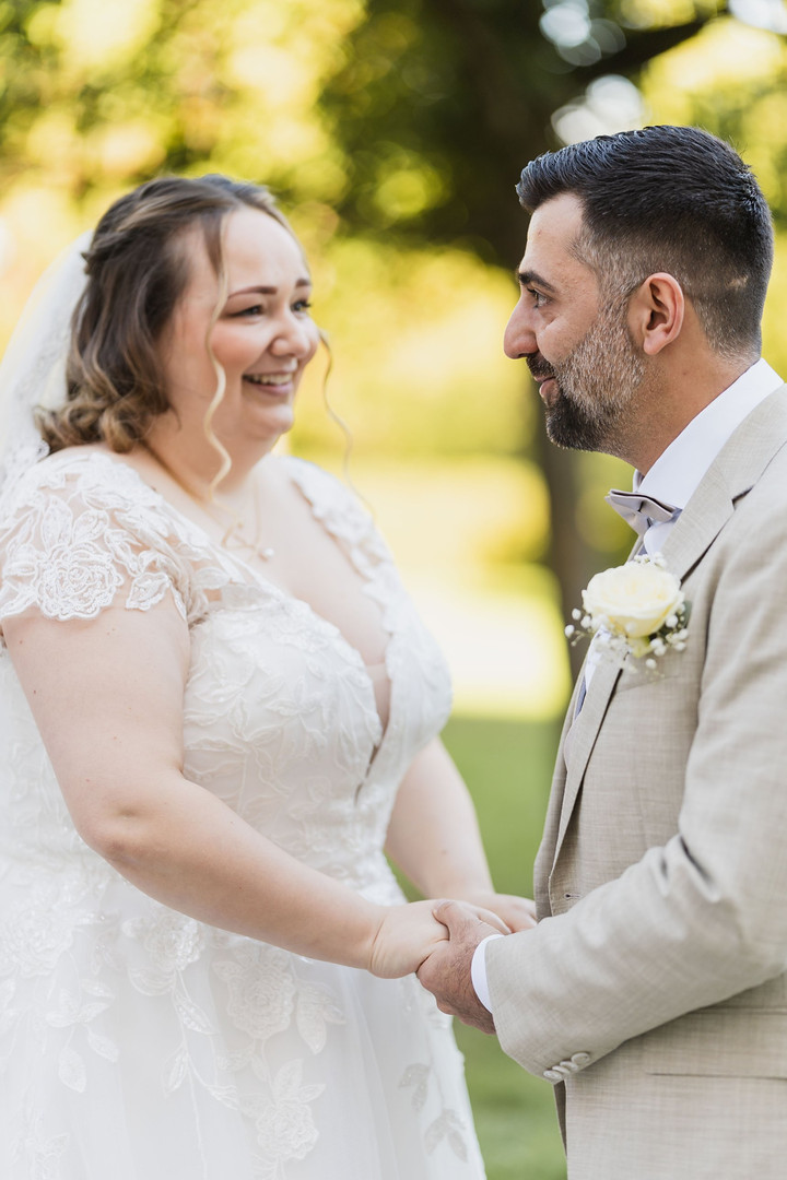 Hochzeit Kloster Wiblingen: Braut und Bräutigam schauen sich beim Brautpaarshooting im Garten an