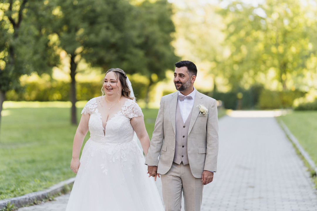 Hochzeit Kloster Wiblingen: Brautpaar spaziert Hand in Hand durch den Klostergarten