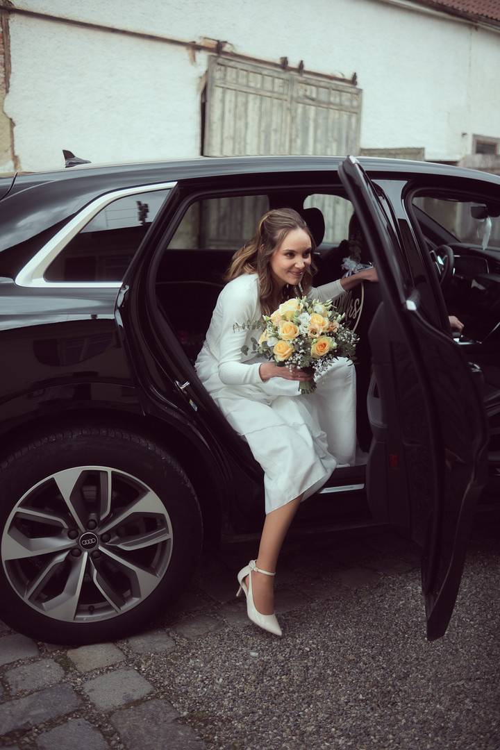 Hochzeit Standesamt Waldstetten: Braut steigt vor der Trauung aus dem Hochzeitsauto