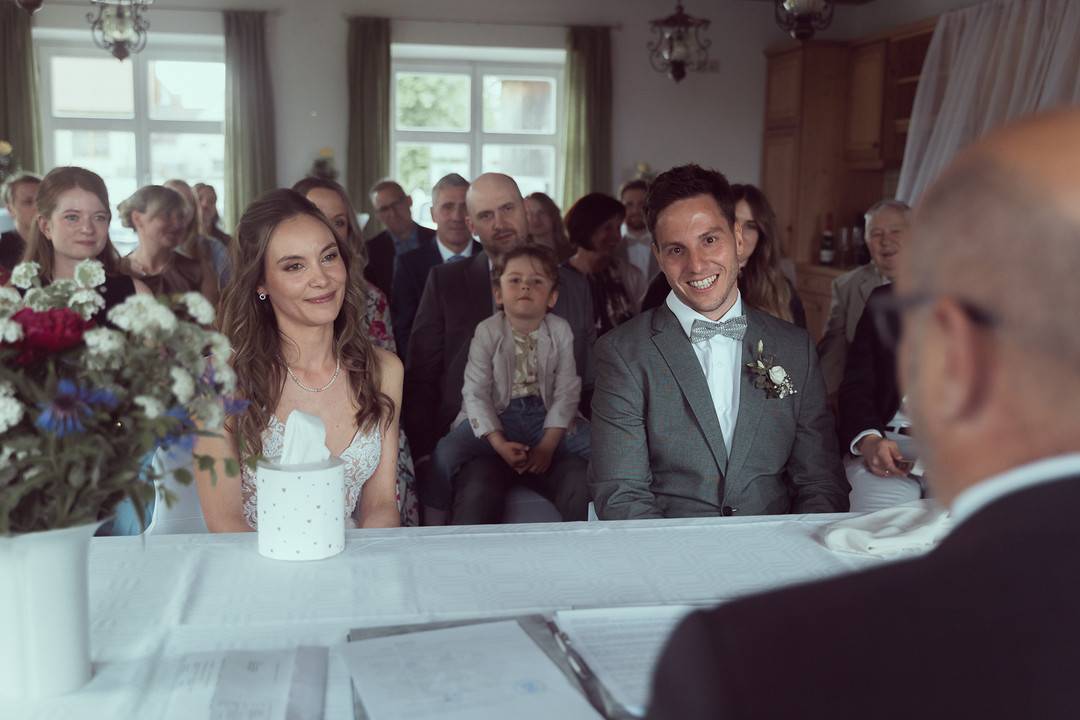 Hochzeit Standesamt Waldstetten: Brautpaar und Gäste bei der standesamtlichen Trauung