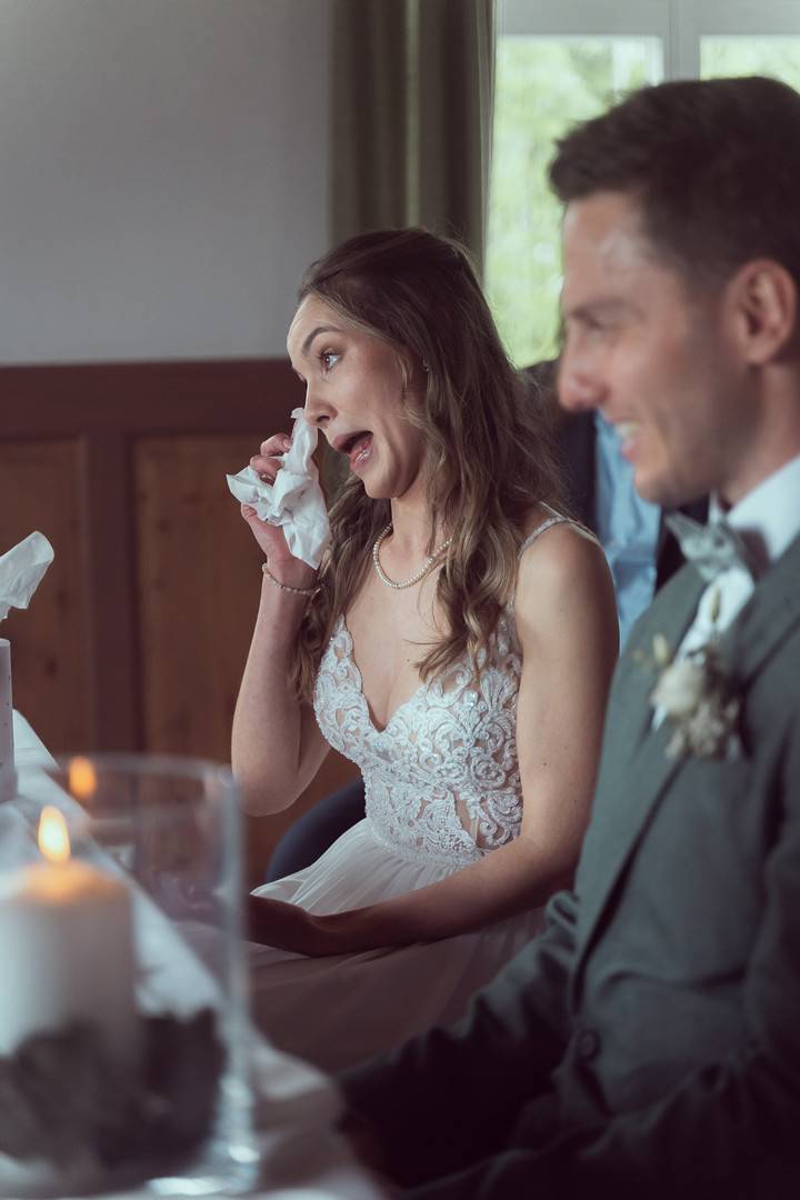 Hochzeit Standesamt Waldstetten: Braut wischt sich bei der Trauung eine Träne weg
