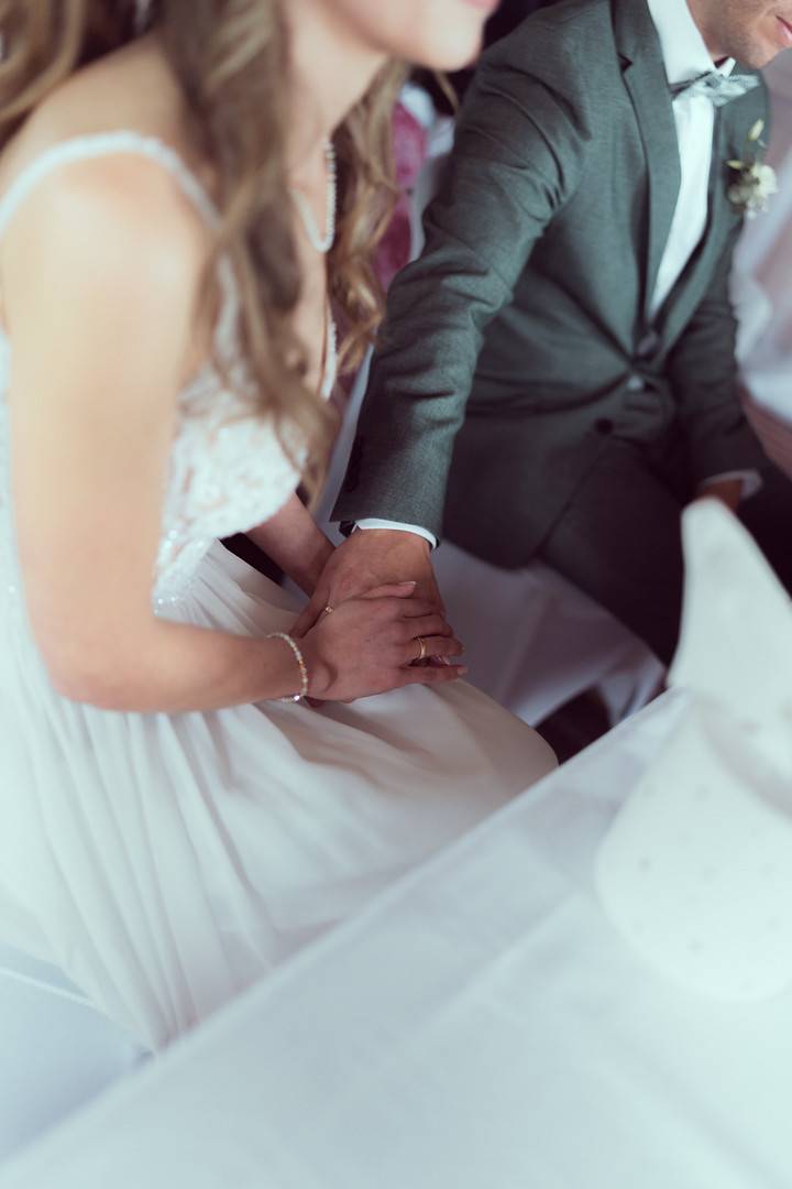 Hochzeit Standesamt Waldstetten: Brautpaar hält sich bei der Trauung an den Händen