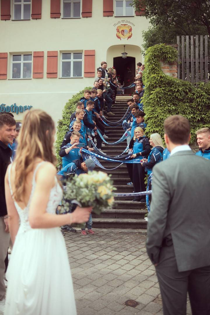 Hochzeit Standesamt Waldstetten: Spalier der SpVgg Ellzee auf der Treppe vor dem Standesamt