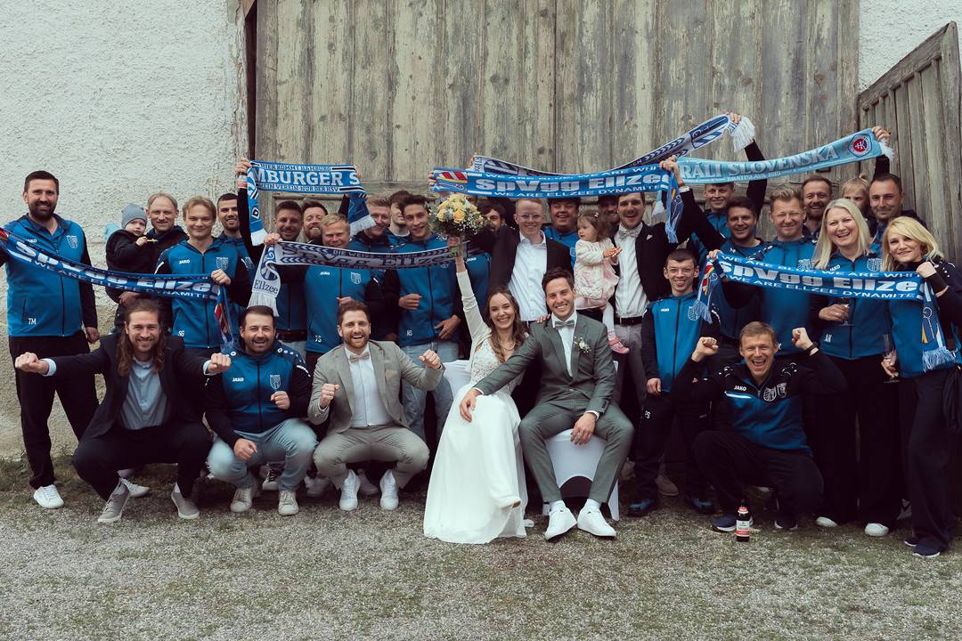 Hochzeit Standesamt Waldstetten: Gruppenbild mit Brautpaar, den Fußballern der SpVgg Ellzee, Familie und Freunden